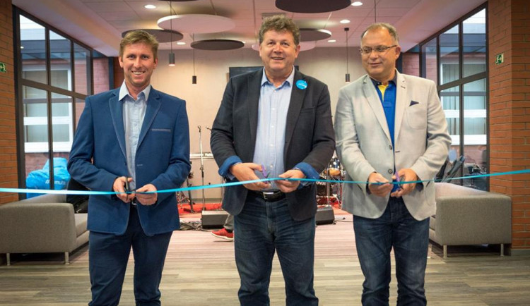 Slavnostní přestřižení pásky