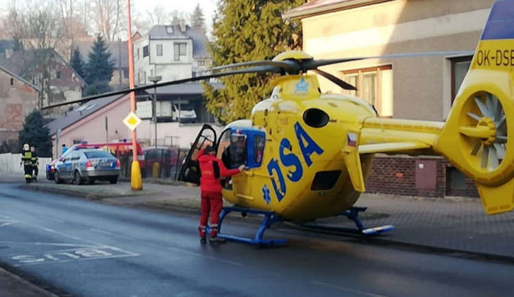 Náklaďák srazil na přechodu pro chodce nezletilou chodkyni, do nemocnice ji transportoval vrtulník