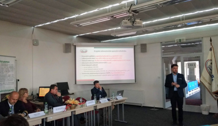Ředitel ZZS KHK Libor Seneta seznamuje novináře s výsledky