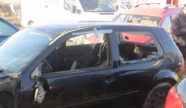FOTO: Zatím neznámý vandal bez důvodu rozmlátil sedm zaparkovaných aut