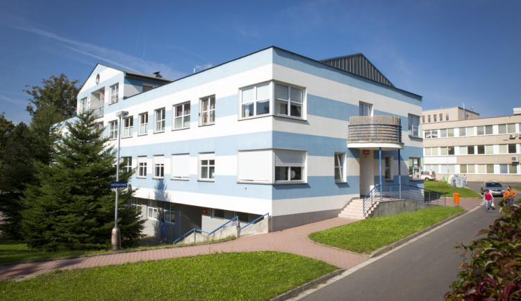 Rozšíření rychnovské nemocnice za 400 milionů korun má roční zpoždění