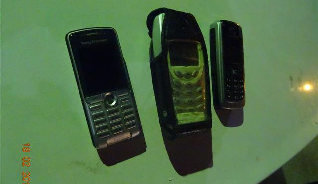 Muž se v noci vloupal do sběrného dvora v Brně. Ukradl Nokii 3410 a další tlačítkové telefony