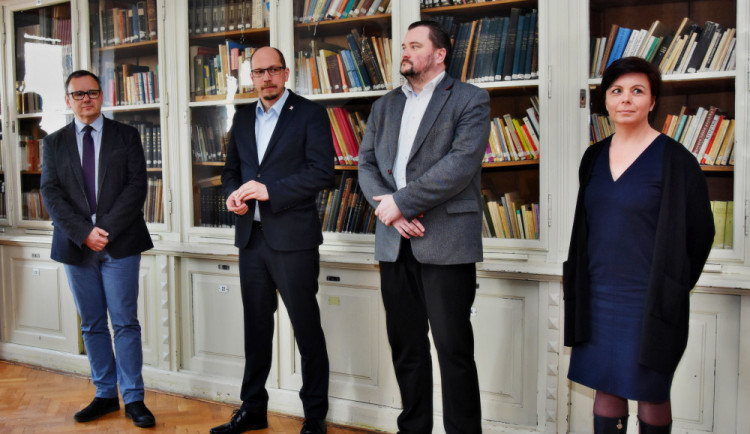 Vedení kraje. Vpravo náměstkyně hejtmana pro školství Martina Berdychová (Východočeši).