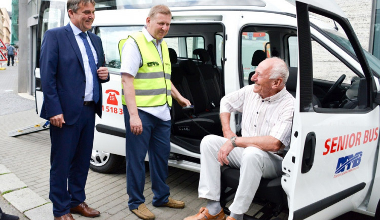 Obliba Seniorbusu v Brně roste, za loňský rok přepravil více než 15 tisíc lidí 