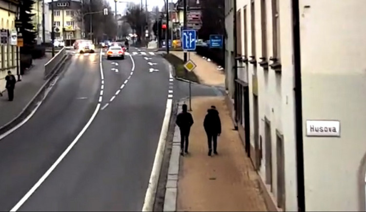 VIDEO: Dva cizinci okradli ženu ve Vyškově přímo u policejní stanice