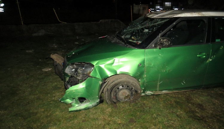 Řidička za jízdy hledala zapalovač. Skončilo to nehodou a škodou 130 tisíc korun