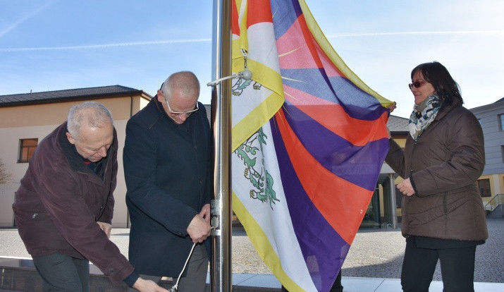 Vlajka Tibetu vlála u KÚ u loni