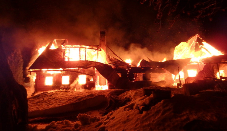 V Krkonoších shořela celá chalupa, požár si vyžádal jednu oběť