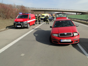 Nehodu dvou aut na dálnici D11 odnesli dva lidé zraněním