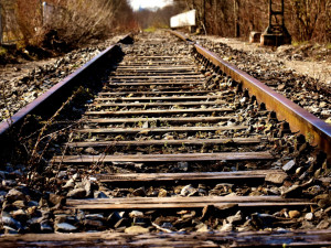 Smrt v kolejišti. Na trati mezi Blešnem a Nepasicemi byl zastaven provoz kvůli střetu vlaku s neznámým mužem