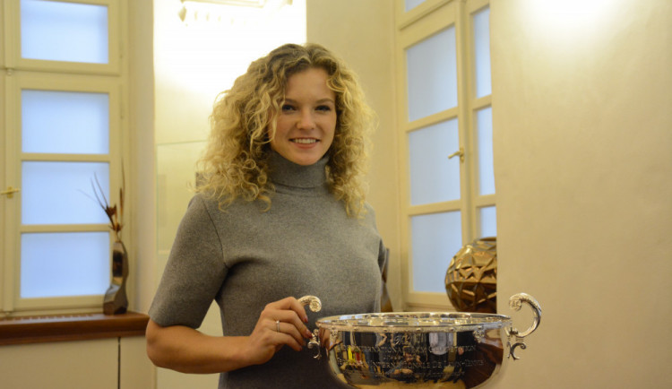 Kateřina Siniaková s trofejí s Fed Cupu s Hradci