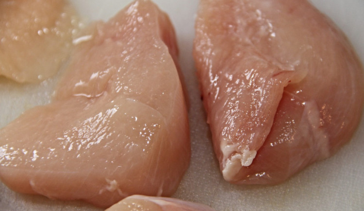Inspektoři našli další várku nebezpečného masa z Polska. Kuřecí stehna obsahovala salmonelu