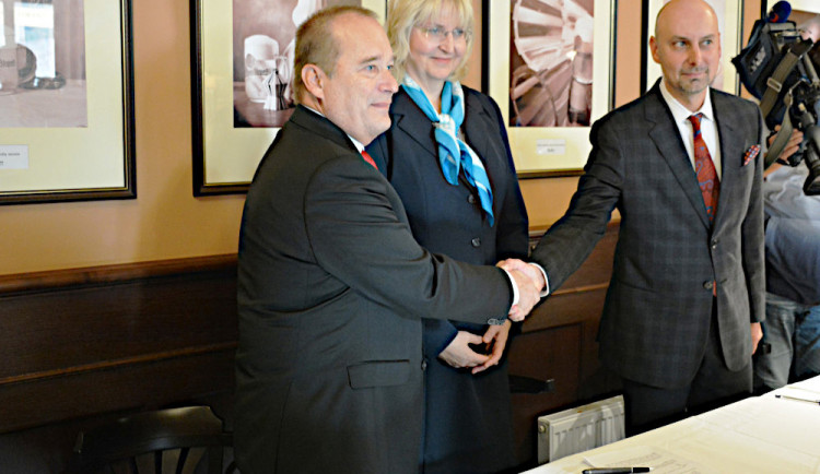 Alexandr Hrabálek, Monika Štayrová, Adam Záruba při podpisu koaliční smlouvy