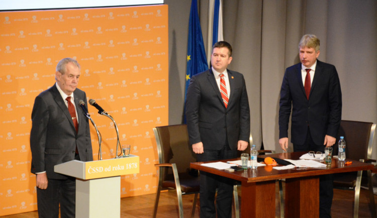 FOTO: Zeman v Hradci slíbil ČSSD podporu v květnových evropských volbách