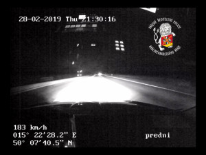 VIDEO: Polák se po D11 řítil více než dvousetkilometrovou rychlostí. Předjel přitom policejní hlídku