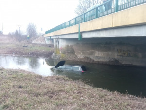 Auto, ve kterém cestovaly i tři děti, skončilo v řece. Všem se podařilo dostat ven