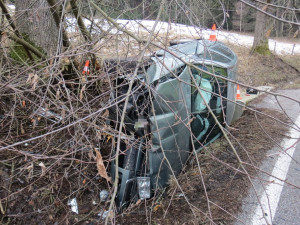 Nedaleko Bělé u Pecky se opět bouralo, řidič nezvládl zatáčku a narazil do stromu