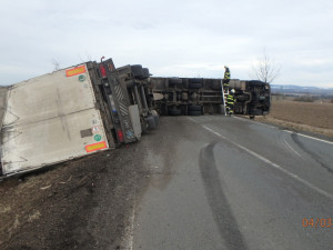 Nehoda kamionu komplikovala provoz dlouhé hodiny. Náklaďák ležel na boku přes celou silnici