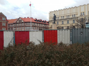 Masarykovo náměstí má novou "dominantu". Kvůli opravám obehnali zídku u památníku TGM plotem