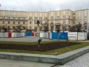 Masarykovo náměstí má novou "dominantu". Kvůli opravám obehnali zídku u památníku TGM plotem
