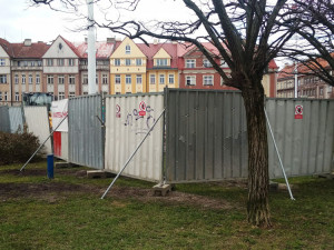 Masarykovo náměstí má novou "dominantu". Kvůli opravám obehnali zídku u památníku TGM plotem