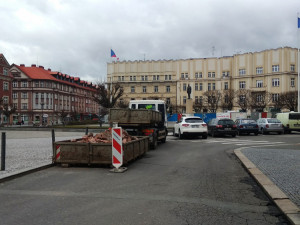 Masarykovo náměstí má novou "dominantu". Kvůli opravám obehnali zídku u památníku TGM plotem