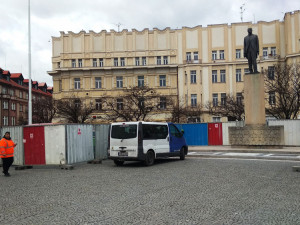 Masarykovo náměstí má novou "dominantu". Kvůli opravám obehnali zídku u památníku TGM plotem