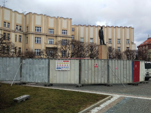 FOTO: Masarykovo náměstí má dočasně novou "dominantu". Kvůli opravám obehnali zídku u pomníku plotem