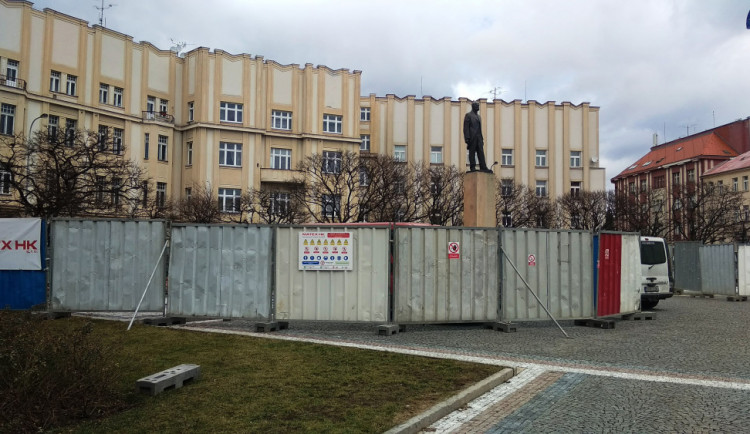 Masarykovo náměstí má novou "dominantu". Kvůli opravám obehnali zídku u památníku TGM plotem