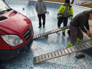 Škoda za 250 tisíc! U Auparku vjela dodávka do kašny