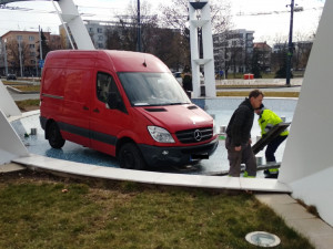 Škoda za 250 tisíc! U Auparku vjela dodávka do kašny