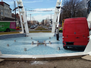 Škoda za 250 tisíc! U Auparku vjela dodávka do kašny