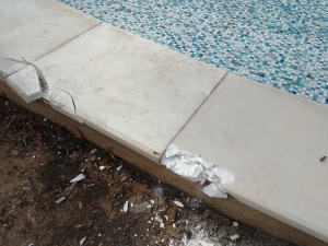 Škoda za 250 tisíc! U Auparku vjela dodávka do kašny