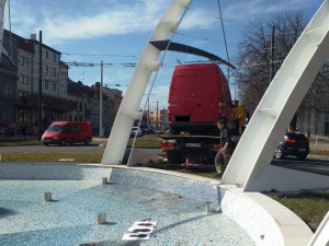 Škoda za 250 tisíc! U Auparku vjela dodávka do kašny