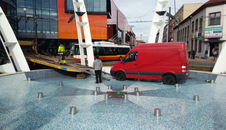 Škoda za 250 tisíc! U Auparku vjela dodávka do kašny