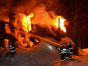 FOTO: V noci hasiči bojovali s požárem chalupy v Krkonoších