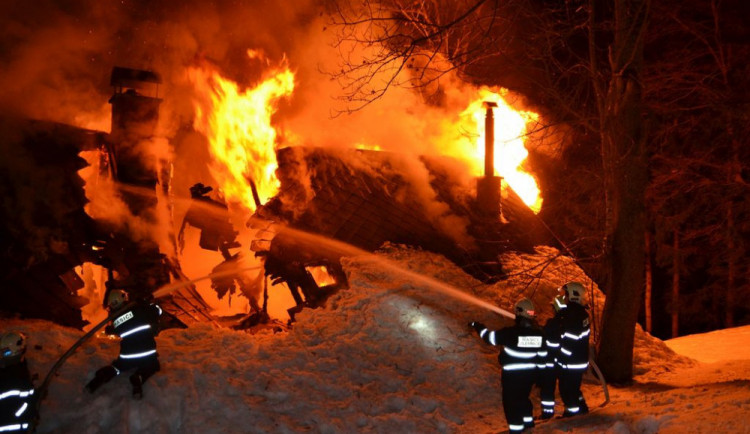 V noci hasiči bojovali s požárem chalupy v Krkonoších