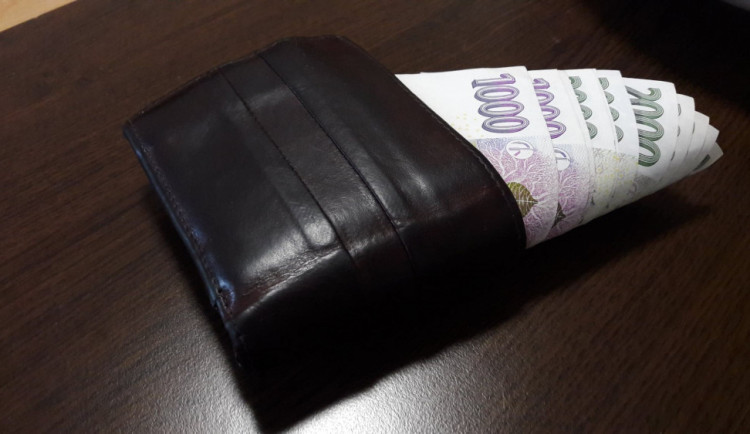 Seniorka našla v Brně tašku s více než dvanácti tisíci korunami. Vše poctivě vrátila