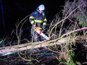 FOTO: Vítr na Královéhradecku lámal stromy a ničil střechy, ČEZ vyhlásil kalamitu