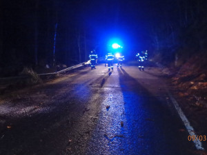 Vítr na Královéhradecku lámal stromy a ničil střechy, ČEZ vyhlásil kalamitu