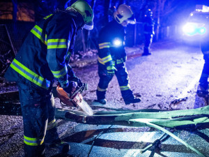 Vítr na Královéhradecku lámal stromy a ničil střechy, ČEZ vyhlásil kalamitu