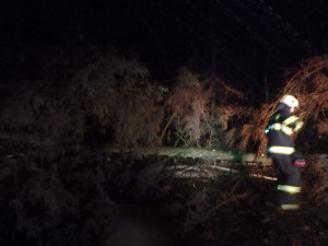 Vítr na Královéhradecku lámal stromy a ničil střechy, ČEZ vyhlásil kalamitu