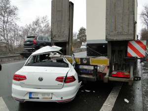 Passat narazil na Hradubické do odstaveného náklaďáku. Řidič osobáku si z nehody odnesl lehké zranění