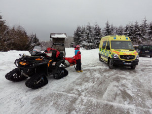 Srážka snowboardisty s lyžařkou skončila zraněním, policie hledá svědky