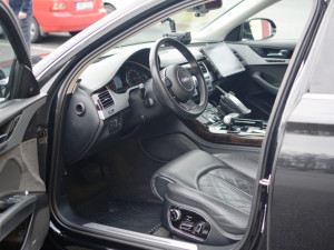 Dopravní policie nasadila do boje s piráty silnic speciálně vybavenou Audi A8