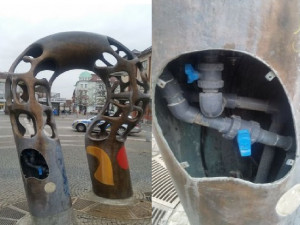Vandal poničil fontánu na Baťkově náměstí, ukradl z ní bronzový kryt