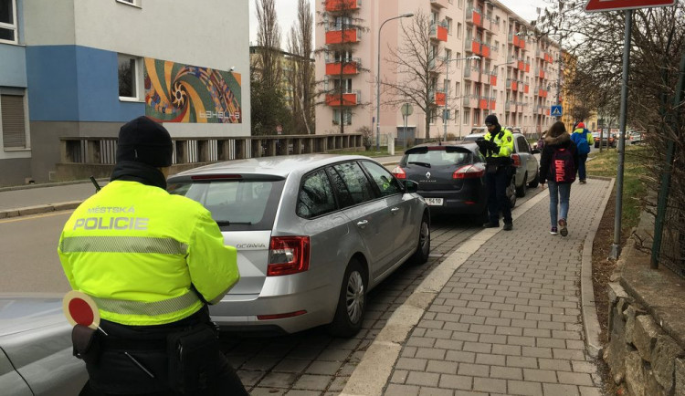 Parkování „Kiss and ride“ řidiči v Brně stále příliš nerozumí, někteří na místech stojí i týden