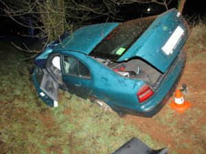 Opilý šofér nezvládl řízení a narazil do stromu, hrozí mu až tříleté vězení