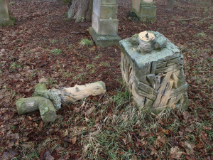 Mladí vandalové se prohnali hřbitovem, poničili náhrobky a sochy