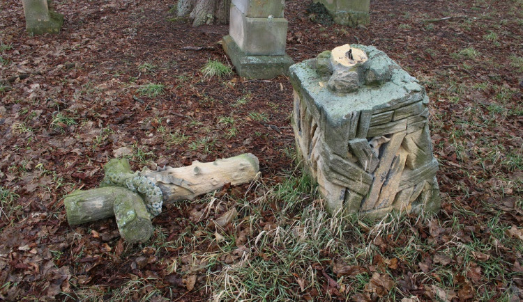 Mladí vandalové se prohnali hřbitovem, poničili náhrobky a sochy